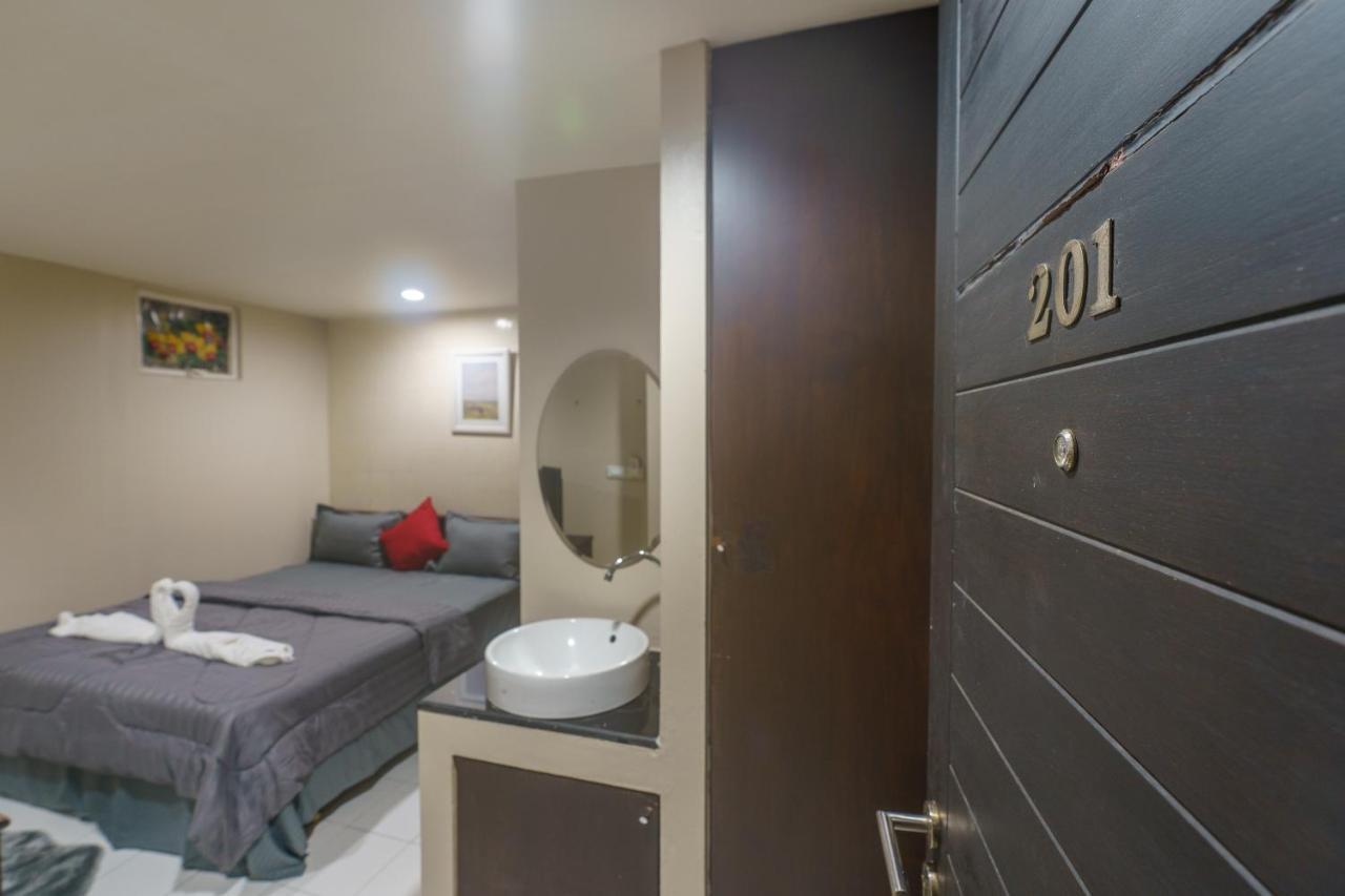 Cheqinn Bed Sukhumvit 4 Nana Plaza Bangkok Exterior photo