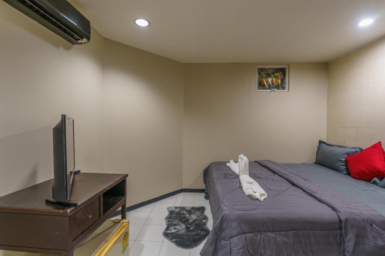 Cheqinn Bed Sukhumvit 4 Nana Plaza Bangkok Exterior photo